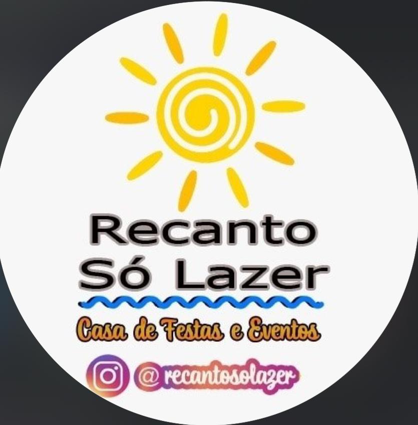 Foto da frente do Recanto Só Lazer, com jardim e piscina.